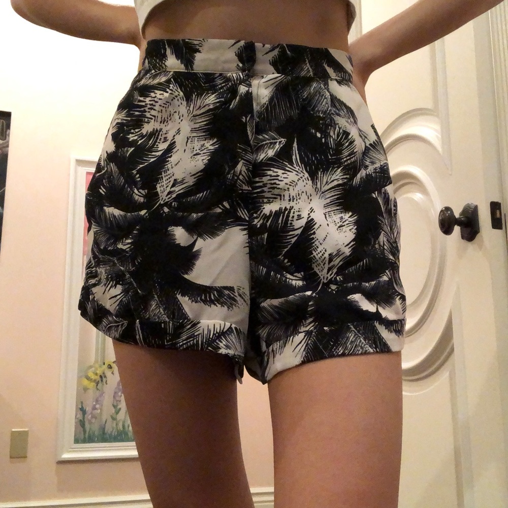 Leaf print high waisted shorts
